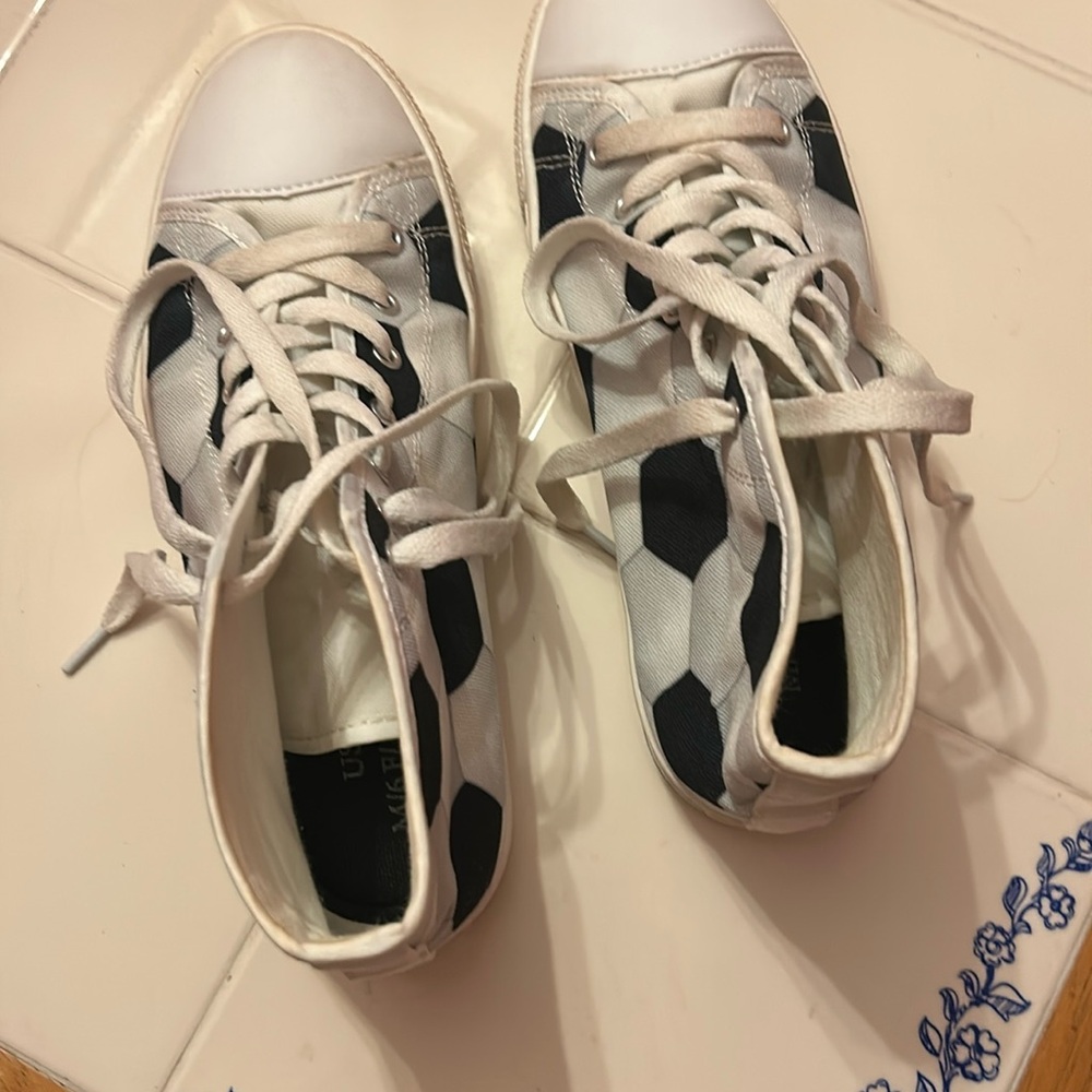 Women’s size 8 soccer ball shoes.